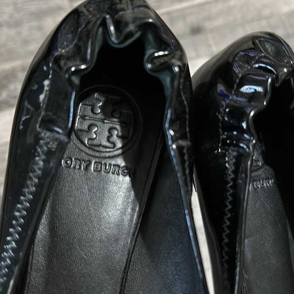 Tory Burch sz 8M Reva ballet flats black patent leather T medallion on Vamp - Picture 2 of 6